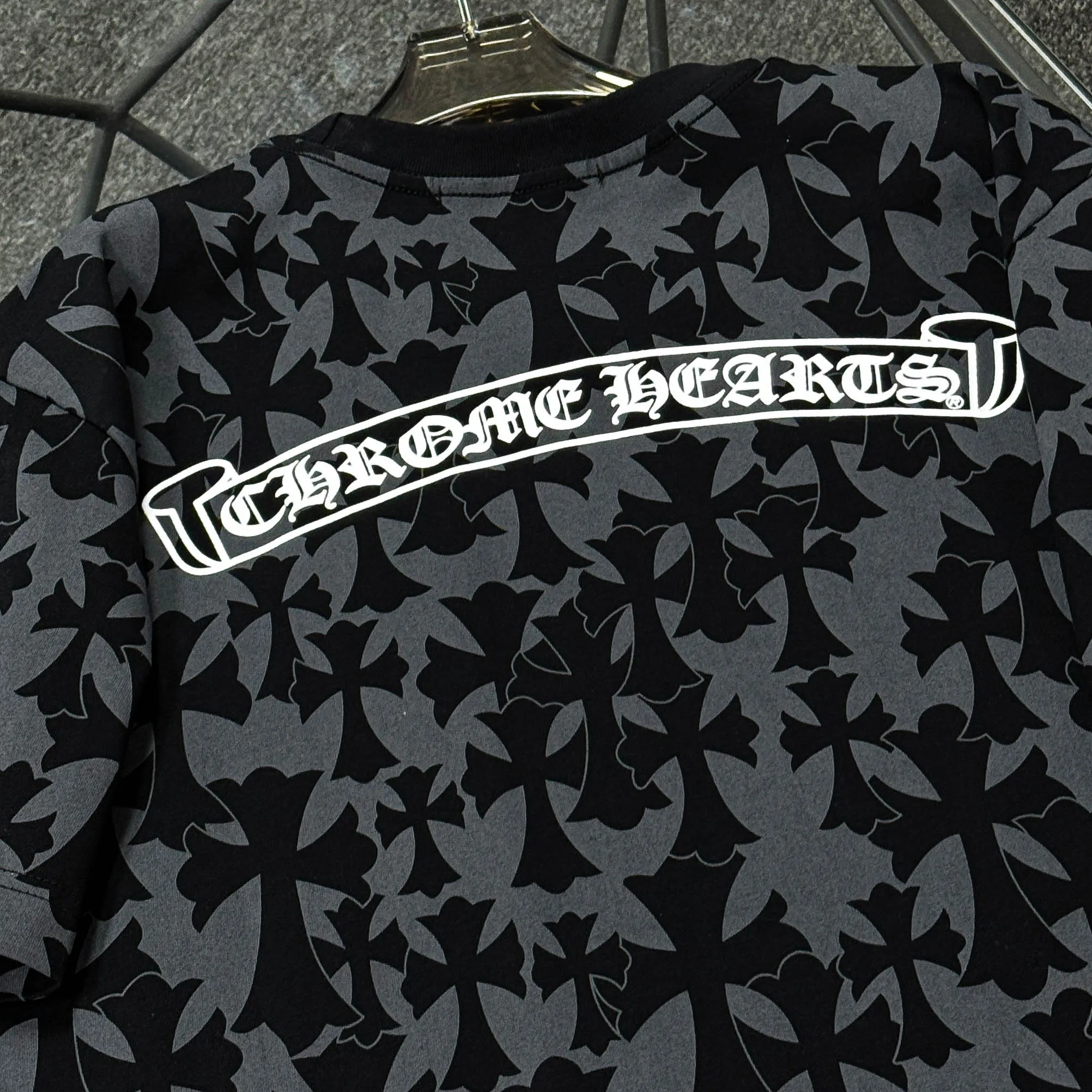 P180 Chrome Hearts 25 high-end versions. The fabric is made of 300 grams of high-density pure cotton. It does not deform or shrink. It has three labels. It is the same style for men and women. Technology: all-over printing + digital printing. Color: white, black. SIZE: S-XL.